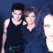 Robert Smith (z prawej, na pierwszym planie) w swoim nieodłącznym makijażu