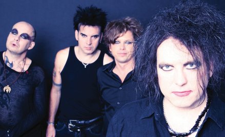 Robert Smith (z prawej, na pierwszym planie) w swoim nieodłącznym makijażu