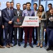 Laureaci konkursu z przedstawicielami organizatorów.