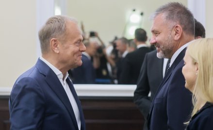 Premier Donald Tusk (L) oraz minister sprawiedliwości Waldemar Żurek (2L) podczas posiedzenia rządu