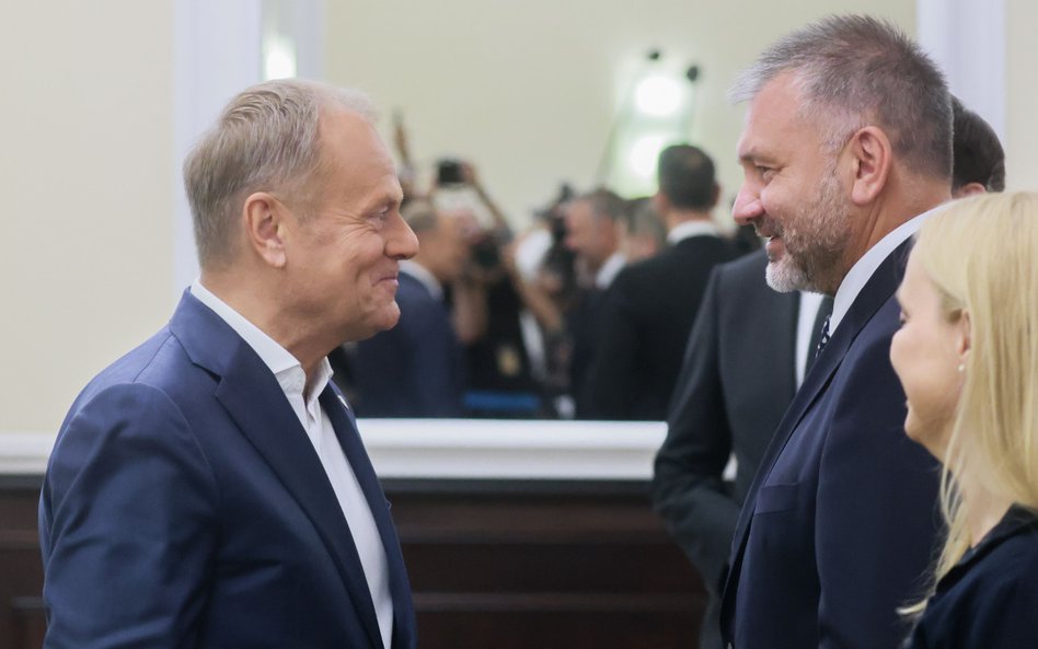 Premier Donald Tusk (L) oraz minister sprawiedliwości Waldemar Żurek (2L) podczas posiedzenia rządu