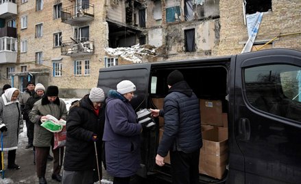 Mieszkańcy Horenki (niedaleko Buczy), zniszczonej w wyniku rosyjskich ataków, stoją w kolejce po pom