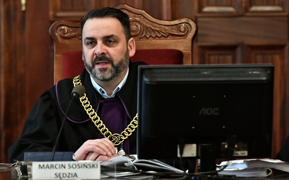 Sędzia Marcin Sosiński na sali sądowej
