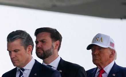 Sekretarz obrony USA Pete Hegseth, wiceprezydent USA J.D. Vance i prezydent USA Donald Trump
