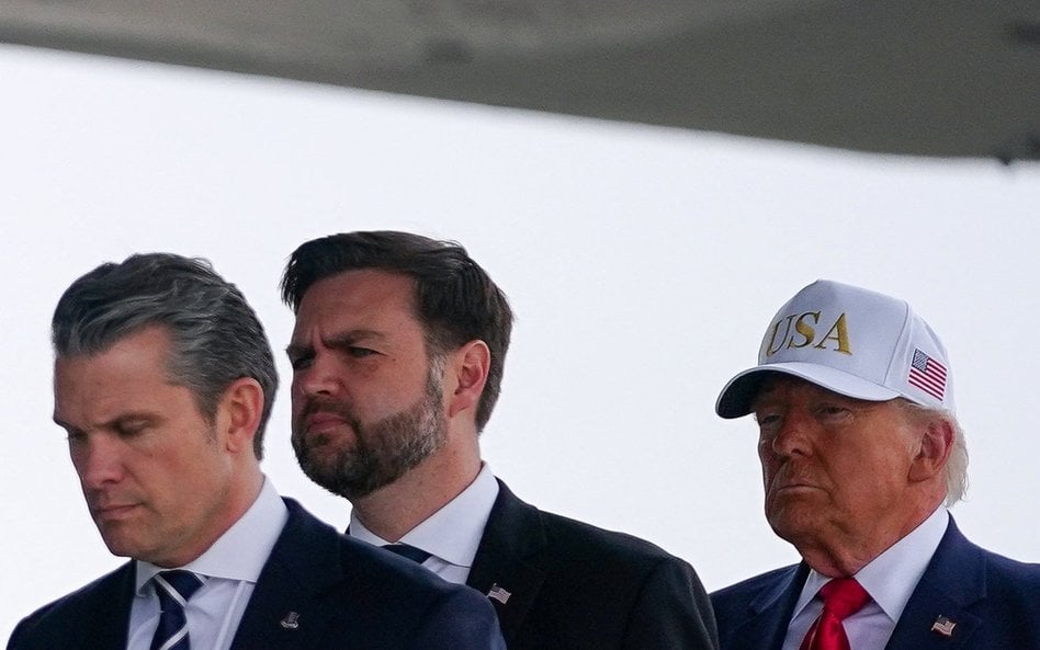 Sekretarz obrony USA Pete Hegseth, wiceprezydent USA J.D. Vance i prezydent USA Donald Trump