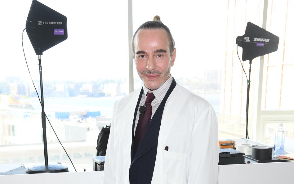 John Galliano przez ostatnich 10 lat był dyrektorem kreatywnym marki domu mody Maison Margiela.