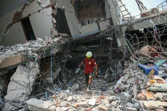 Ratownicy przeszukują gruzy w poszukiwaniu ofiar trzęsienia ziemi w Mandalaj