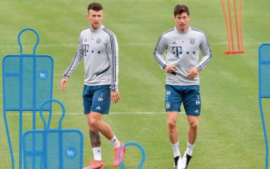 Robert Lewandowski (z prawej) – największy atut Bayernu w walce o mistrzostwo. Obok Ivan Perisić