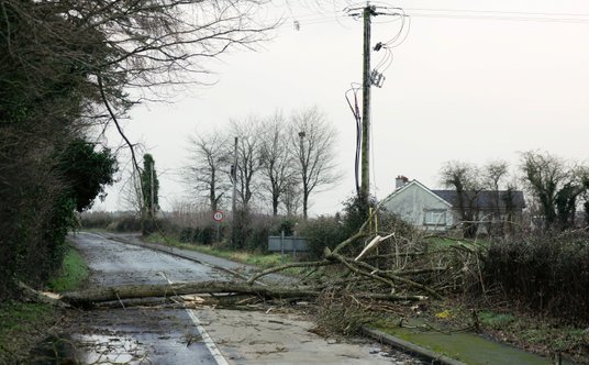 Efekt uderzenia sztormu Éowyn w Rathangan w Irlandii w hrabstwie Kildare
