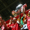 Rio Ferdinand i Ryan Giggs z Pucharem Europy