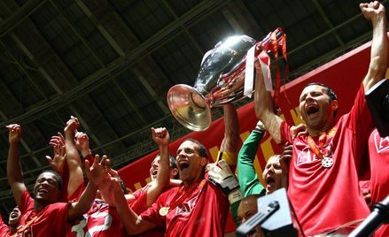 Rio Ferdinand i Ryan Giggs z Pucharem Europy