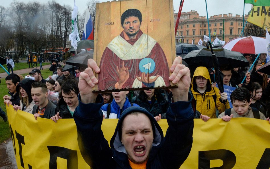 Pawieł Durow, założyciel Telegrama, stylizowany na prawosławnego świętego, na ikonie, podczas demons