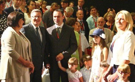Bronisław Komorowski mocno zaangażował się we wspieraniu rodzin wielodzietnych. Na zdjęciu z małżonk