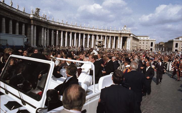 13 maja 1981 r. na placu św. Piotra papieża Jana Pawła II dosięgły kule Alego Agcy