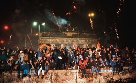 Sylwester na Murze Berlińskim, 1989 rok. Świetny motyw na zdjęcie pamiątkowe, gorzej z prawdą o rewo