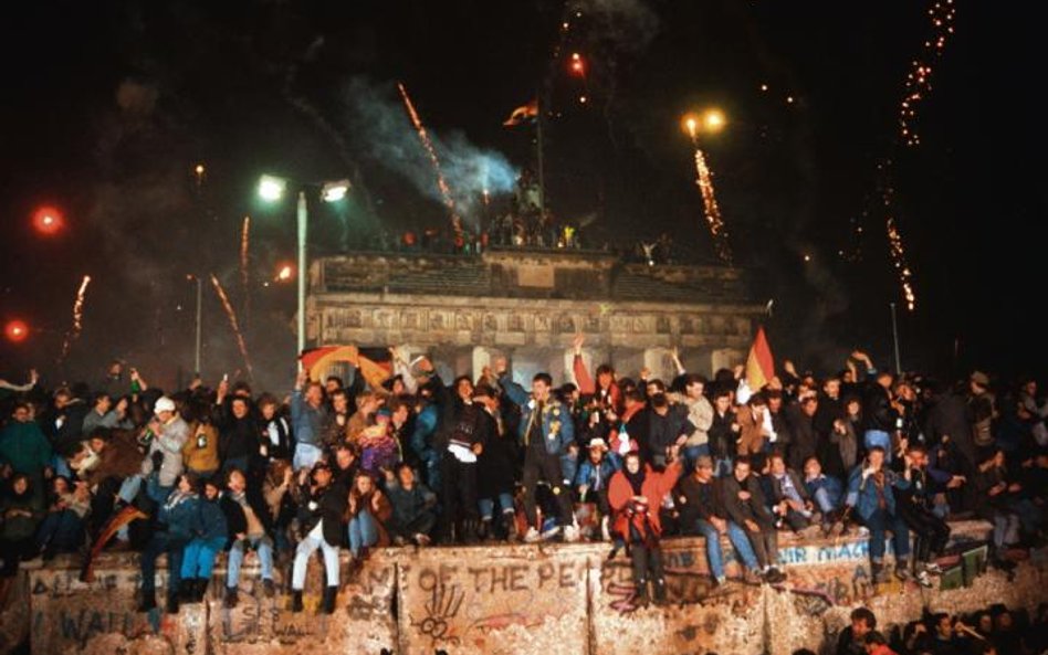 Sylwester na Murze Berlińskim, 1989 rok. Świetny motyw na zdjęcie pamiątkowe, gorzej z prawdą o rewo