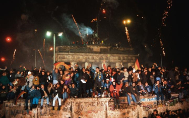 Sylwester na Murze Berlińskim, 1989 rok. Świetny motyw na zdjęcie pamiątkowe, gorzej z prawdą o rewo