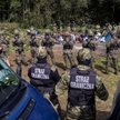 Koczowisko migrantów z Afganistanu otoczone przez funkcjonariuszy Straży Granicznej