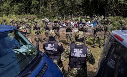 Koczowisko migrantów z Afganistanu otoczone przez funkcjonariuszy Straży Granicznej