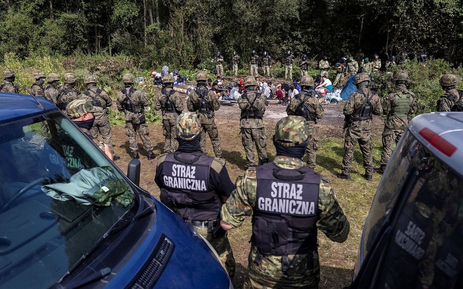 Koczowisko migrantów z Afganistanu otoczone przez funkcjonariuszy Straży Granicznej