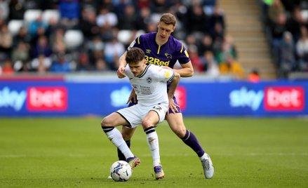 Krystian Bielik w czasie walki o piłkę w meczu Championship