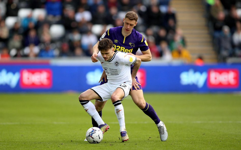 Krystian Bielik w czasie walki o piłkę w meczu Championship