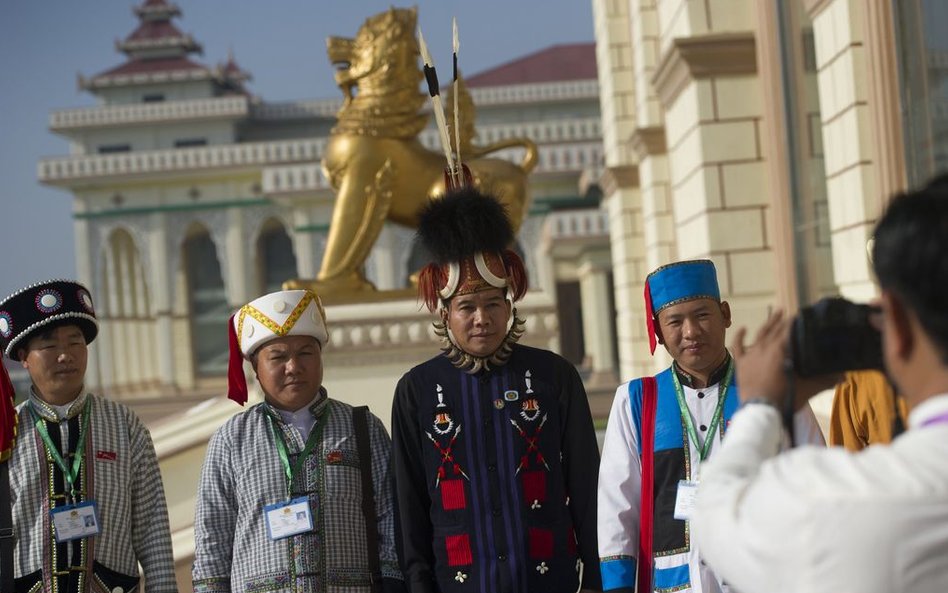8 stycznia, Mjanmar. Posłowie robią sobie pożegnalne zdjęcie przed budynkiem parlamentu. 1 lutego za