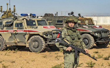 Rosyjski żołnierz w połączonym turecko-rosyjskim patrolu w Syrii