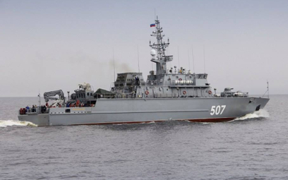 Rosyjski okręt z włókna szklanego płynie na Morze Śródziemne