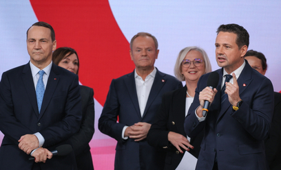 Premier Donald Tusk, minister spraw zagranicznych Radosław Sikorski oraz prezydent Warszawy Rafał Tr