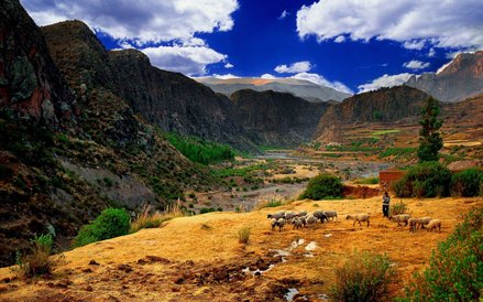 Leżąca w sejsmicznym rejonie dolina jest gęsto zasiedlona, a to ze względu na żyzne gleby zapewniają