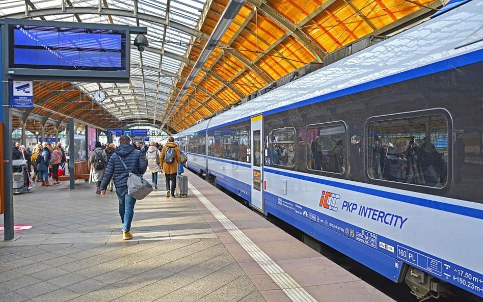 Kolej zaczyna wygrywać z wirusem. Poprawia wyniki w przewozach