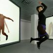 Katarzyna Kozyra na tle instalacji „Święto wiosny”