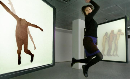 Katarzyna Kozyra na tle instalacji „Święto wiosny”