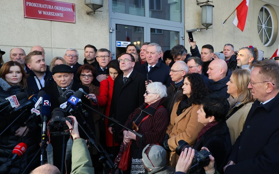 Prezes PiS Jarosław Kaczyński wśród polityków ugrupowania podczas konferencji prasowej przed siedzib