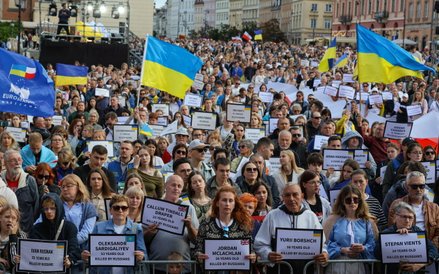 Zebrani przynieśli tabliczki z nazwiskami poległych obrońców Ukrainy
