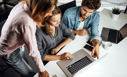 Z roku na rok rośnie liczba osób, które zauważają, iż pracują coraz więcej.