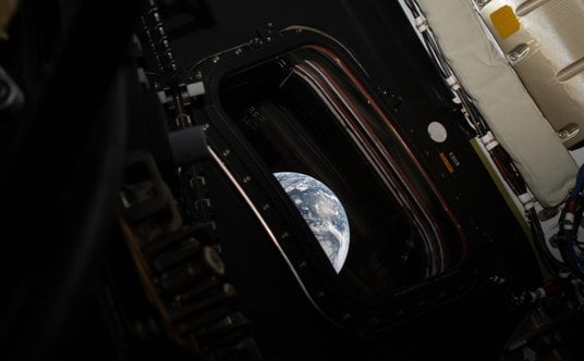 Zdjęcie Ziemi wykonane przez astronautę NASA i dowódcę misji Artemis 2, Reida Wisemana, z jednego z 