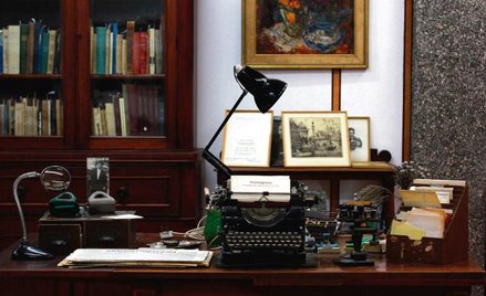 Biurko z redakcji londyńskich „Wiadomości” i maszyna do pisania „Olimpia” Mieczysława Grydzewskiego: