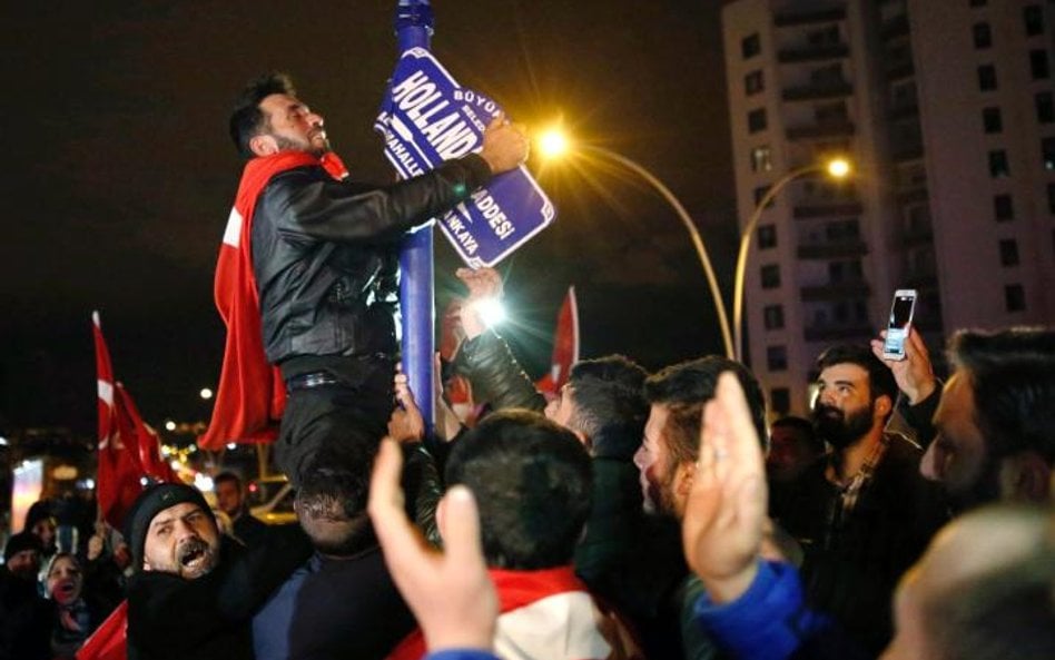 Niedzielna demonstracja zwolenników prezydenta Erdogana przed siedzibą konsulatu Holandii w Ankarze.