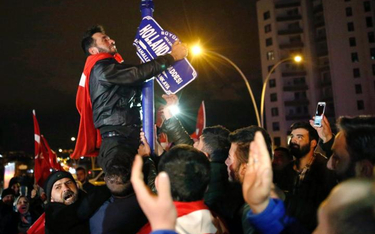 Niedzielna demonstracja zwolenników prezydenta Erdogana przed siedzibą konsulatu Holandii w Ankarze.