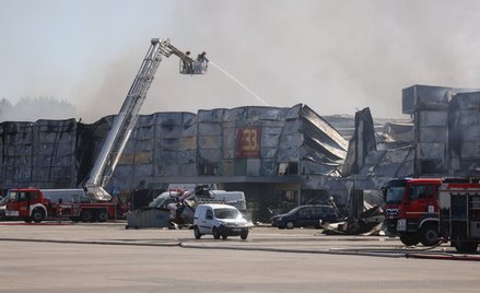 Dogaszanie pożaru kompleksu handlowego przy ul. Marywilskiej 44 w Warszawie