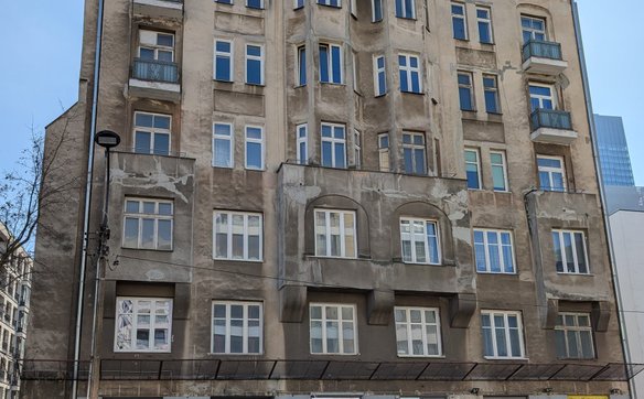 Elewacja czerpiąca z wczesnego modernizmu, świadczy o dawnej świetności