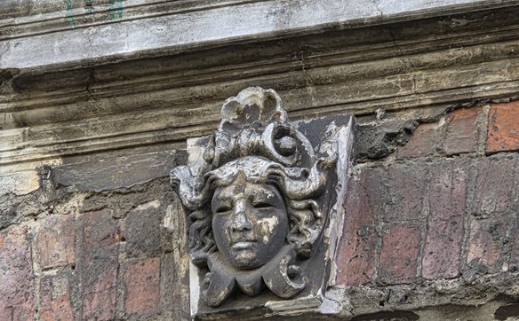 Elewacja kamienicy przy Bródnowskej 14 zachowałą jeszcze rasztk idawnej świetności