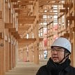 Sou Fujimoto podczas inspekcji Wielkiego Kręgu w Osace, przed otwarciem wystawy Expo.