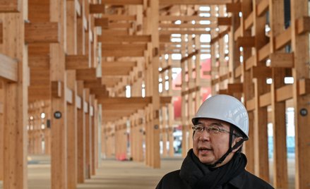 Sou Fujimoto podczas inspekcji Wielkiego Kręgu w Osace, przed otwarciem wystawy Expo.