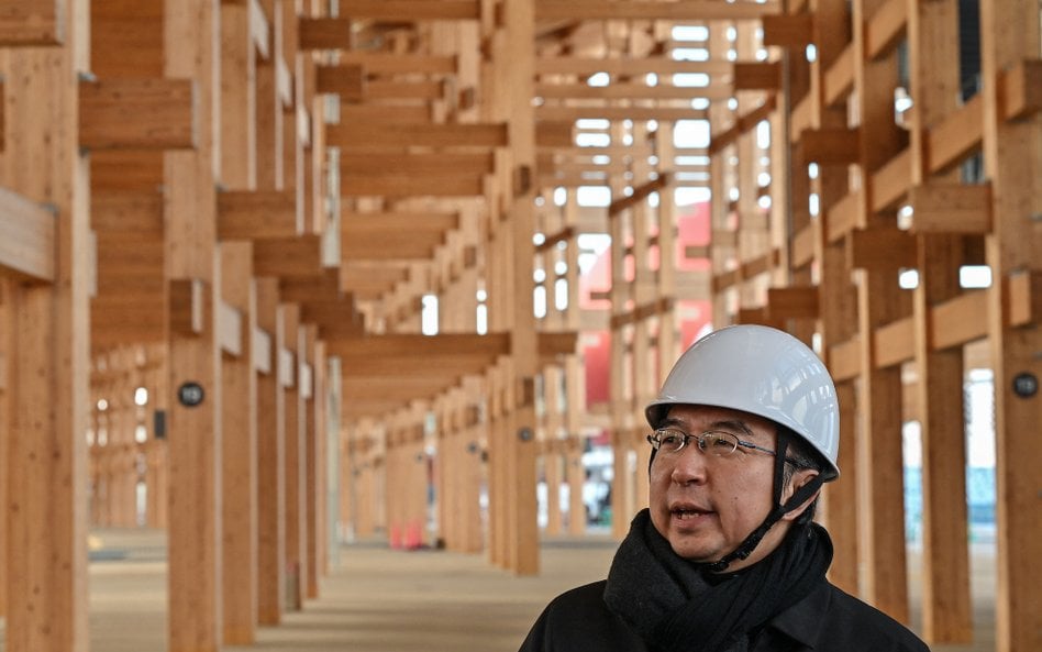 Sou Fujimoto podczas inspekcji Wielkiego Kręgu w Osace, przed otwarciem wystawy Expo.