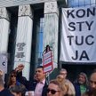 Wielki baner "konstytucja" na gmachu Sądu Najwyższego