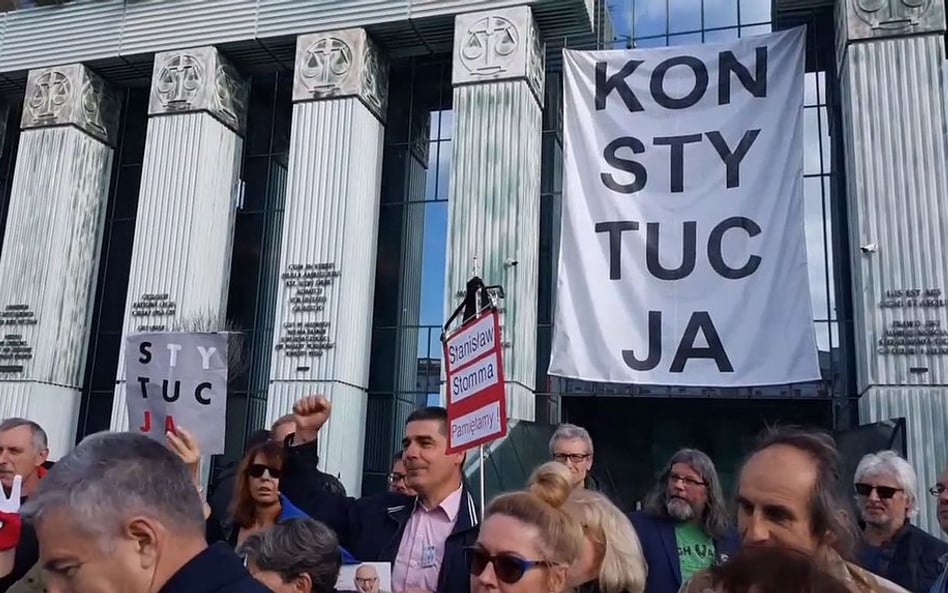 Wielki baner "konstytucja" na gmachu Sądu Najwyższego