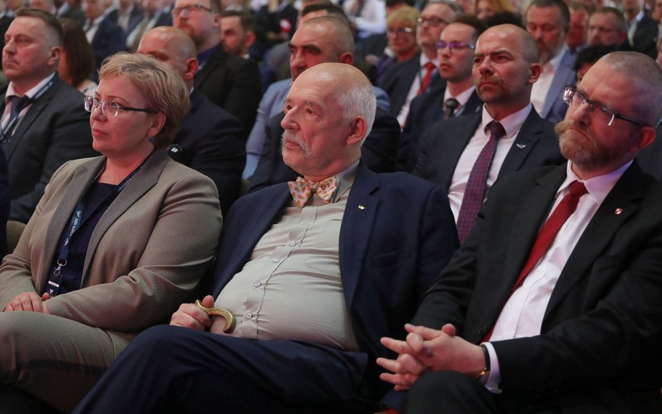 Posłowie Konfederacji Grzegorz Braun (z prawej) i Janusz Korwin-Mikke  na Kongresie Ruchu Narodowego